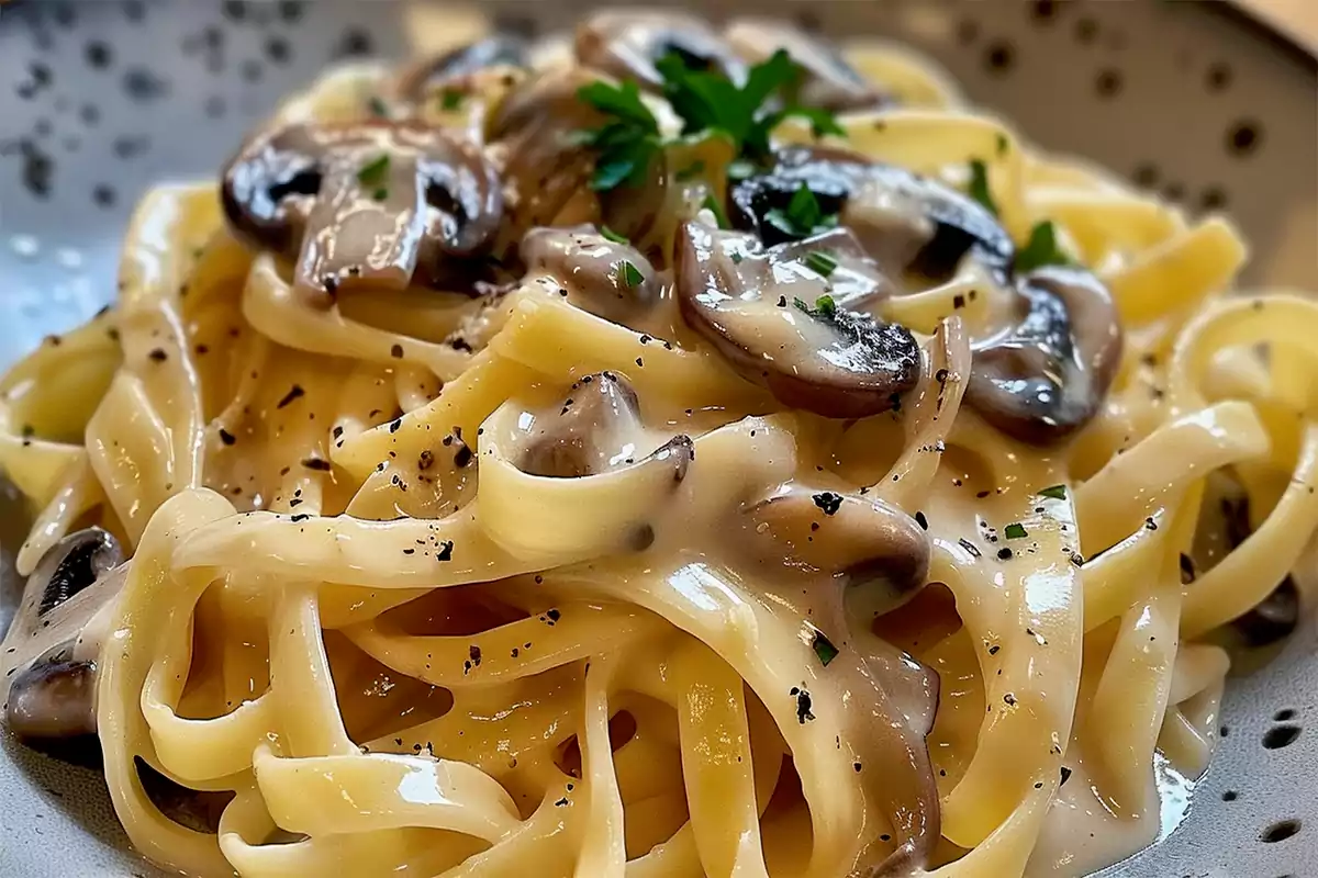 Délicieuses Tagliatelles à la Carbonara aux Champignons - Recette Italienne