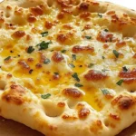 Cheese Naans dorés et moelleux, garnis de fromage fondant, parfaits pour accompagner un plat indien ou être dégustés en snack